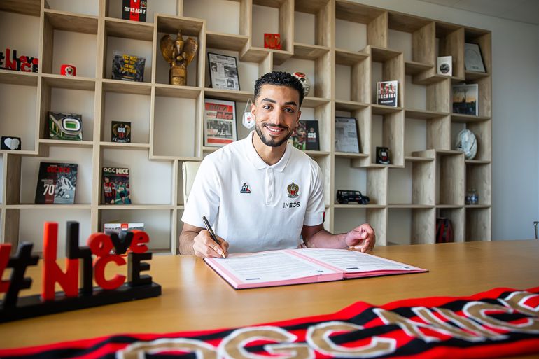 محمد عبد المنعم لاعب نيس من الموقع الرسمي للنادي - ogcnice.com