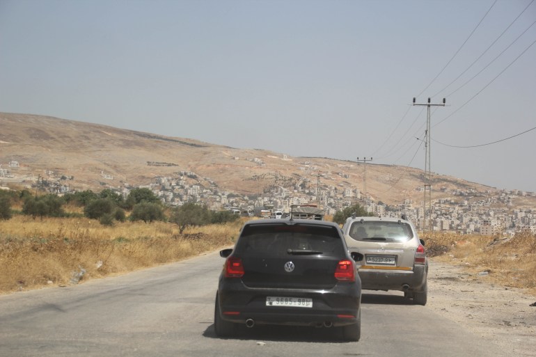 جانب من وقوف المركبات الخارجة من بلدة بيت فوريك- بيت دجن عبر حاجز بيت فوريك بانتظار فتح الحاجز- الضفة الغربية- نابلس- العربية الآن