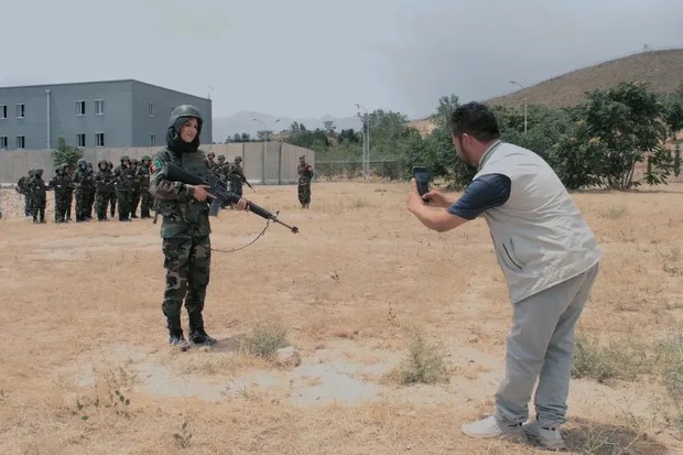 1724331235 27 سياحة الحروب في الغرب مجانين يغامرون بالسفر إلى مناطق الخطر