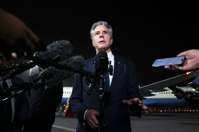 بلينكن us secretary of state antony blinken speaks to reporters on the tarmac in doha on august 20, 2024. (photo by kevin mohatt / pool / afp)