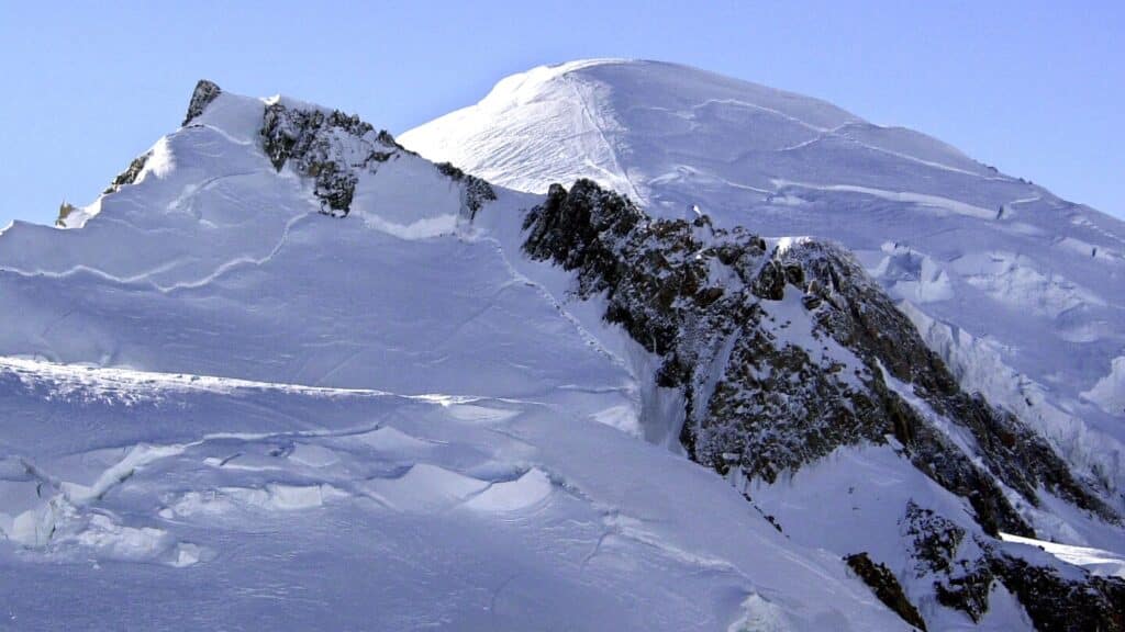 2 Italian and 2 South Korean climbers are found dead close to Mont Blanc’s summit