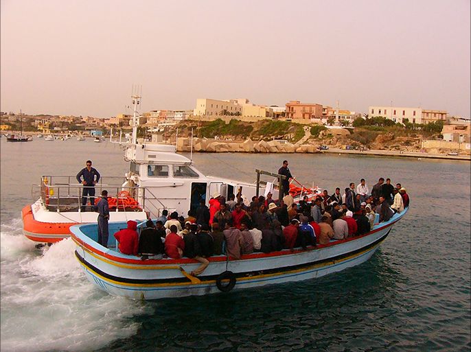 عشرين ألف لاجئ تم إنقاذهم بين ليبيا وأوروبا العام الماضي حسب منظمة الهجرة الدولية. الجزيرة نت