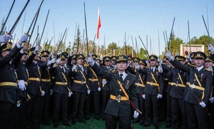 تجاذُب حادّ بين إردوغان والمعارضة لتعهّده بتطهير الجيش من «جنود أتاتورك»