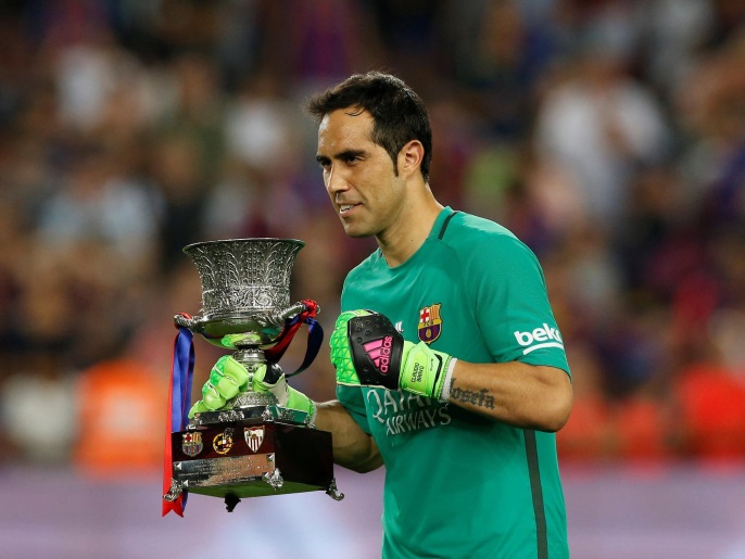 Football Soccer - Barcelona v Sevilla - Spanish SuperCup second leg - Camp Nou stadium, Barcelona, Spain - 18/08/16 Barcelona's Claudio Bravo poses with the Spanish SuperCup trophy. REUTERS/Albert Gea