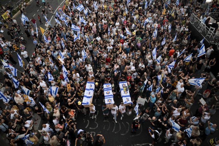 TEL AVIV, ISRAEL - SEPTEMBER 01: Tens of thousands of Israelis demonstrate demanding a hostage swap deal with Palestinian factions in the Gaza Strip on September 01, 2024 in Tel Aviv, Israel. Thousands of protesters gathered on Begin Street in central Tel Aviv to pile pressure on Prime Minister Benjamin Netanyahu's government to reach a prisoner exchange deal with Hamas, Israeli daily Yedioth Ahronoth reported. The protests came hours after the Israeli army said early Sunday that it had recovered the bodies of six hostages from the southern Gaza Strip. Israel estimates that over 100 hostages remain held by Hamas in Gaza, some of whom are believed to have been already killed. (Photo by Mostafa Alkharouf/Anadolu via Getty Images)