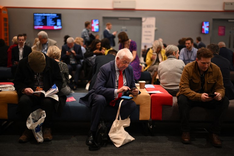 delegates take a break on the first full day of the annual labour party conference in liverpool, north-west england, on september 22, 2024. (photo by oli scarff / afp)