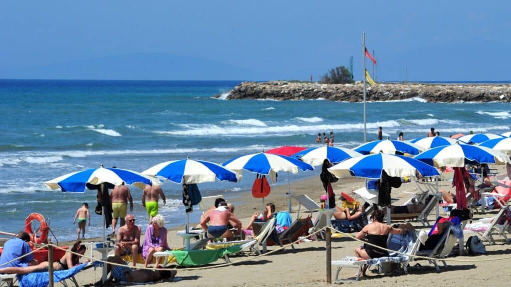 Italy approves new rules to put beach concessions up for bidding by 2027