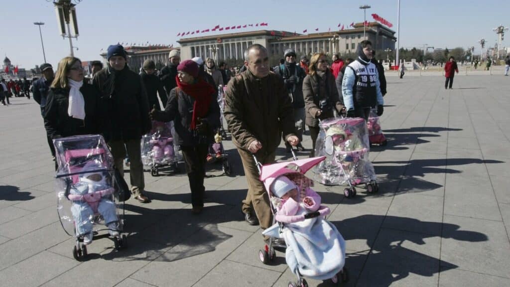 China halts foreign adoptions of its children