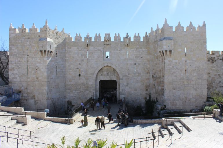 1-أسيل جندي، باب العامود، القدس، صورة يظهر بها مجموعة من المقدسيين في منطقة باب العامود(الجزيرة نت)