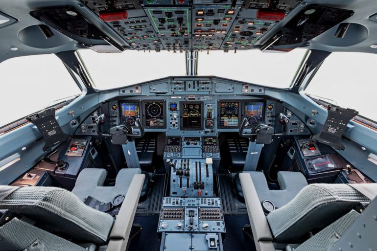 قمرة قيادة لإحدى الطائرات cockpit موقع الشركة المصنعة - atr-aircraft.com