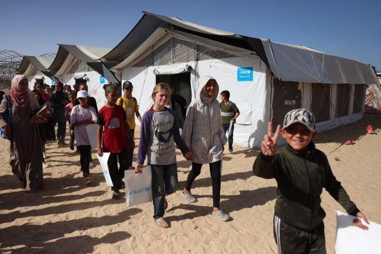 أطفال فلسطينيون في مركز تعليمي مؤقت تحت إشراف وصندوق اليونيسف في خان يونس، قطاع غزة، في 19 سبتمبر 2024 خلال الحرب المستمرة بين إسرائيل وحركة حماس الفلسطينية. (تصوير بشار طالب / afp)