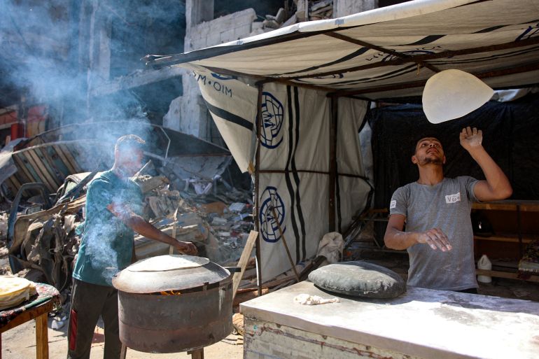 فلسطينيون يقومون بخبز الخبز