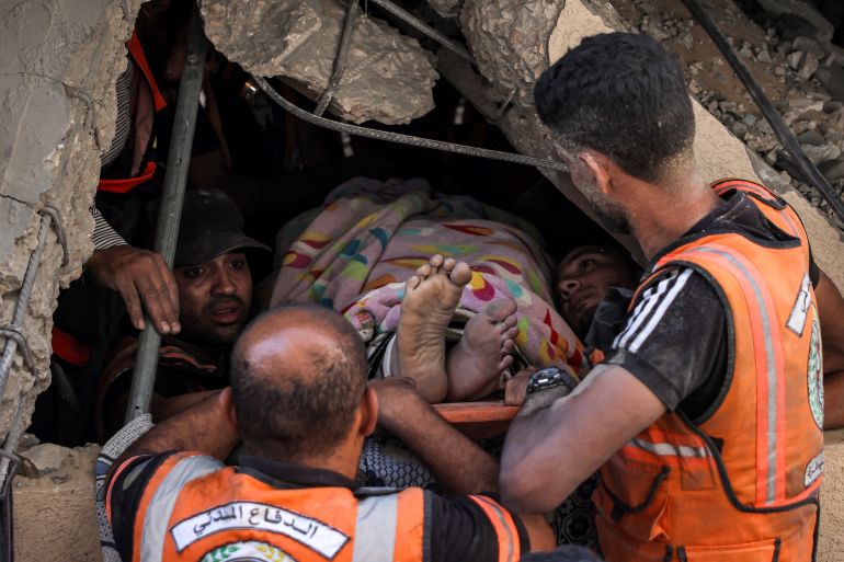 محتوى تحذيري: محتوى رسومي / عناصر الدفاع المدني الفلسطيني يقومون بإخراج جثة ضحية من تحت أنقاض مبنى انهار في خان يونس في جنوب قطاع غزة في الثاني من أكتوبر 2024 وسط الحرب المستمرة بين إسرائيل وحماس. (الصورة من بشار طالب / afp)