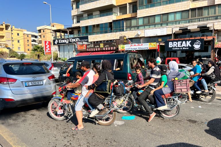 نازحين من المناطق المستهدفة بالقصف الإسرائيلي في منطقة صيدا اللبنانية الجزيرة