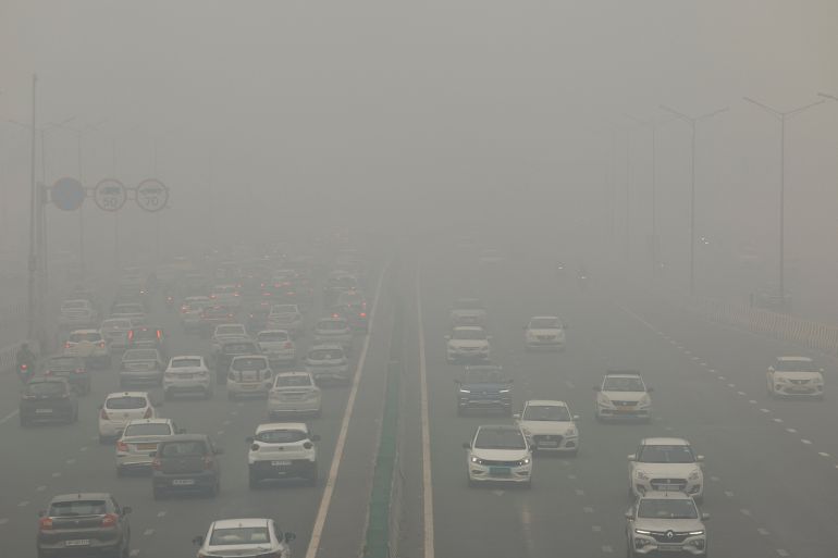 Traffic passes on a road as the sky is enveloped with smog after Delhi's air quality turned "severe" due to alarming air pollution, in New Delhi, India, November 18, 2024. REUTERS/Anushree Fadnavis TPX IMAGES OF THE DAY