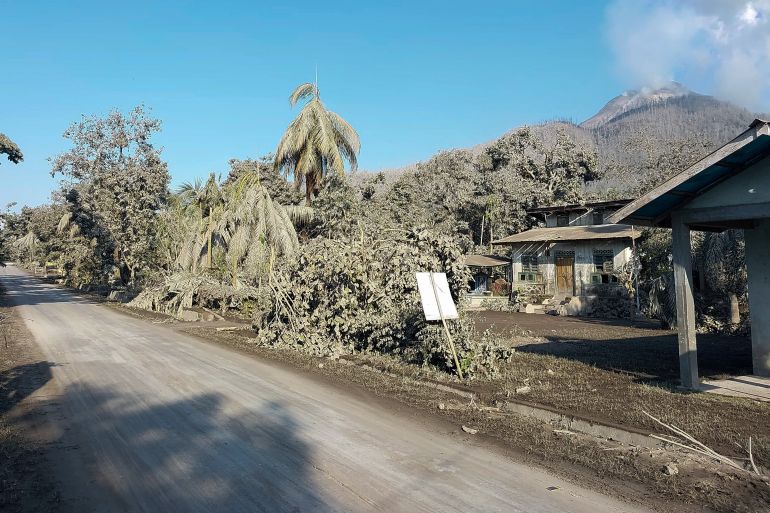 a general view of a residential area covered with volcanic ash at an area affected by the eruption of mount lewotobi laki-laki volcano at flores timur, indonesia, november 4, 2024. antara foto/pemulet paul/via reuters attention editors - this image has been supplied by a third party. mandatory credit. indonesia out. no commercial or editorial sales in indonesia. no resales. no archives.