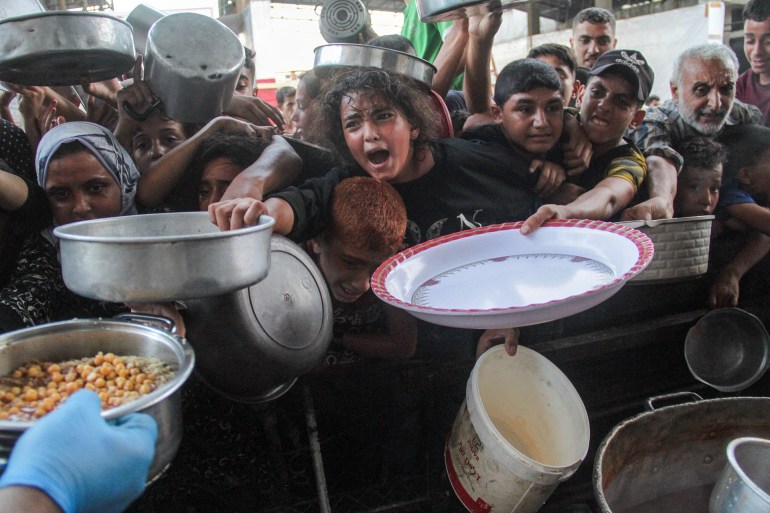 palestinians gather to receive food cooked by a charity kitchen, amid the israel-hamas conflict, in the northern gaza strip, september 11, 2024. reuters/mahmoud issa