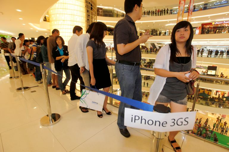 people queue as they wait to buy the apple iphone 3gs on the first day of the jakarta great sale festival at senayan city shopping mall in jakarta june 18, 2010. organisers of the festival, which features discounts of up to 70 percent, hope to rake in transactions totalling 7.2 trillion rupiah ($784 million) during the month-long event, indonesian shopping centers association (appbi) chief stefanus ridwan said on friday. reuters/beawiharta (indonesia - tags: society business)