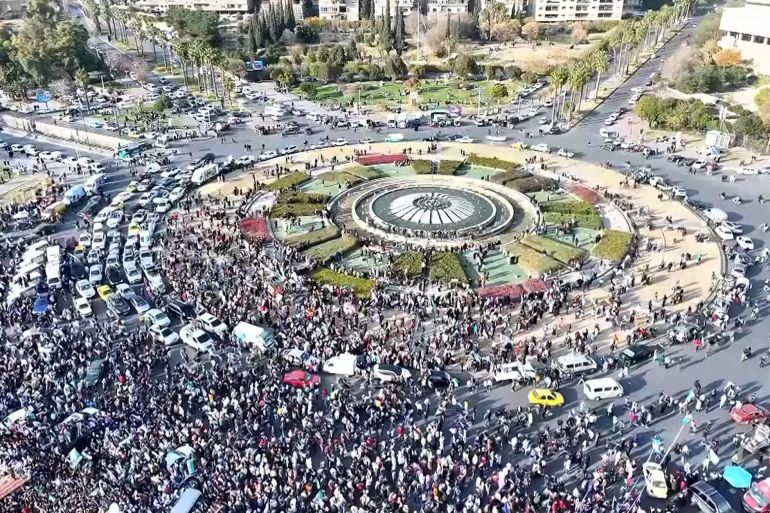 آلاف السوريين في ساحة الأمويين بدمشق اليوم احتفالا بجمعة التحرير