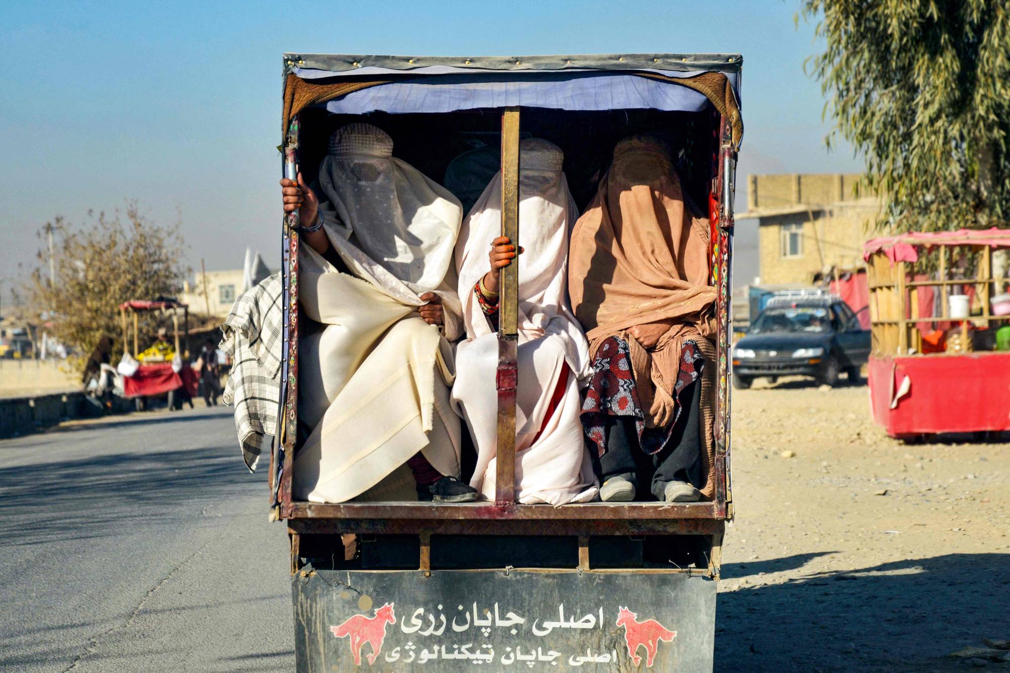 طالبان تحظر النوافذ المطلة على مناطق جلوس النساء النوافذ المطلة على مناطق جلوس النساء النوافذ المطلة على مناطق جلوس النساء