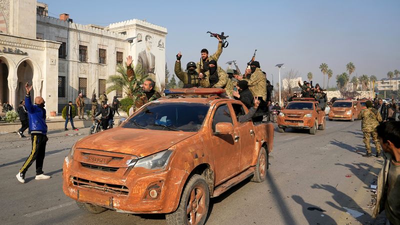 Hundreds flee Syrian city of Homs as rebels advance further south