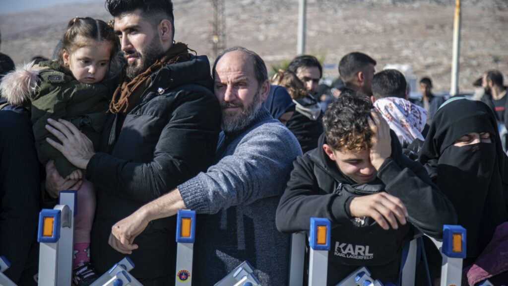 Hundreds of Syrians line up at Turkish border crossing, awaiting return home