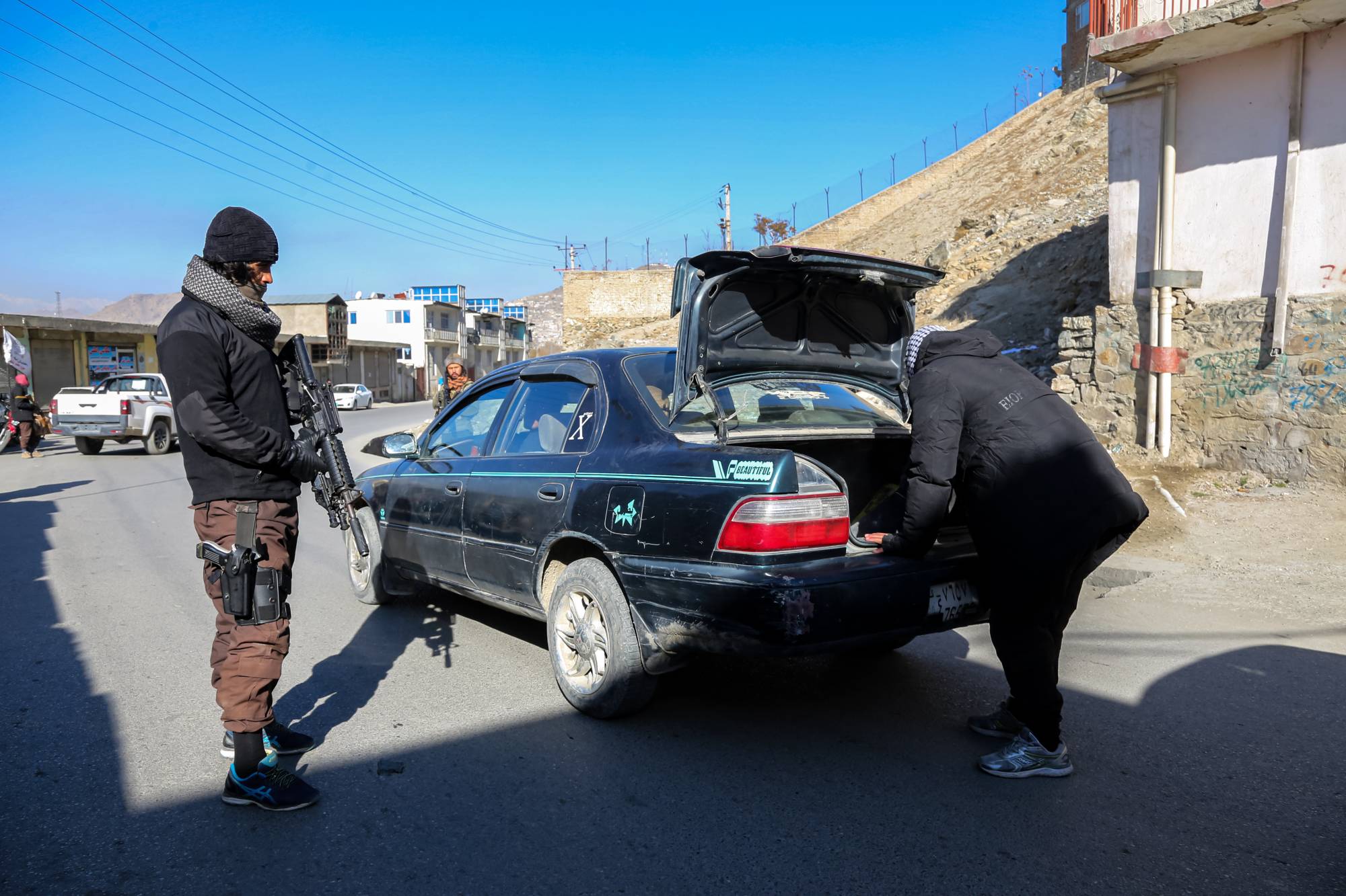 عناصر أمن من «طالبان» يتفقدون مركبة عند نقطة تفتيش في كابل