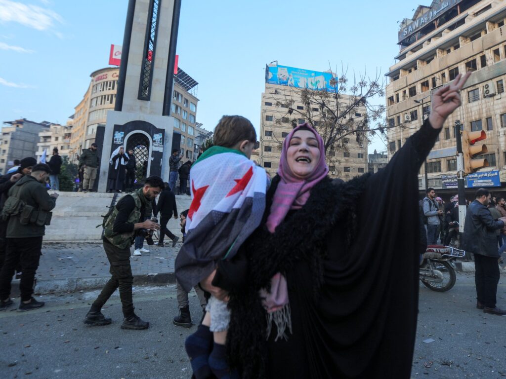 "صباح الحرية يا سوريا".. تهاني من غزة إلى الشعب السوري