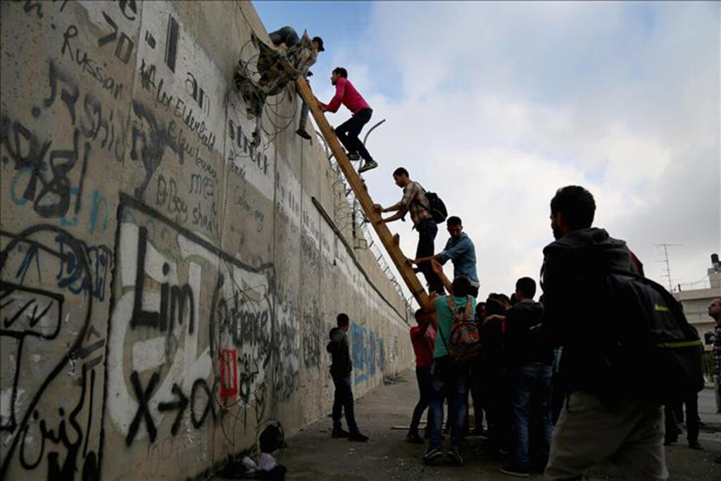 اجتياز الجدار الفاصل.. مغامرة وعواقب وخيمة للعمال الفلسطينيين