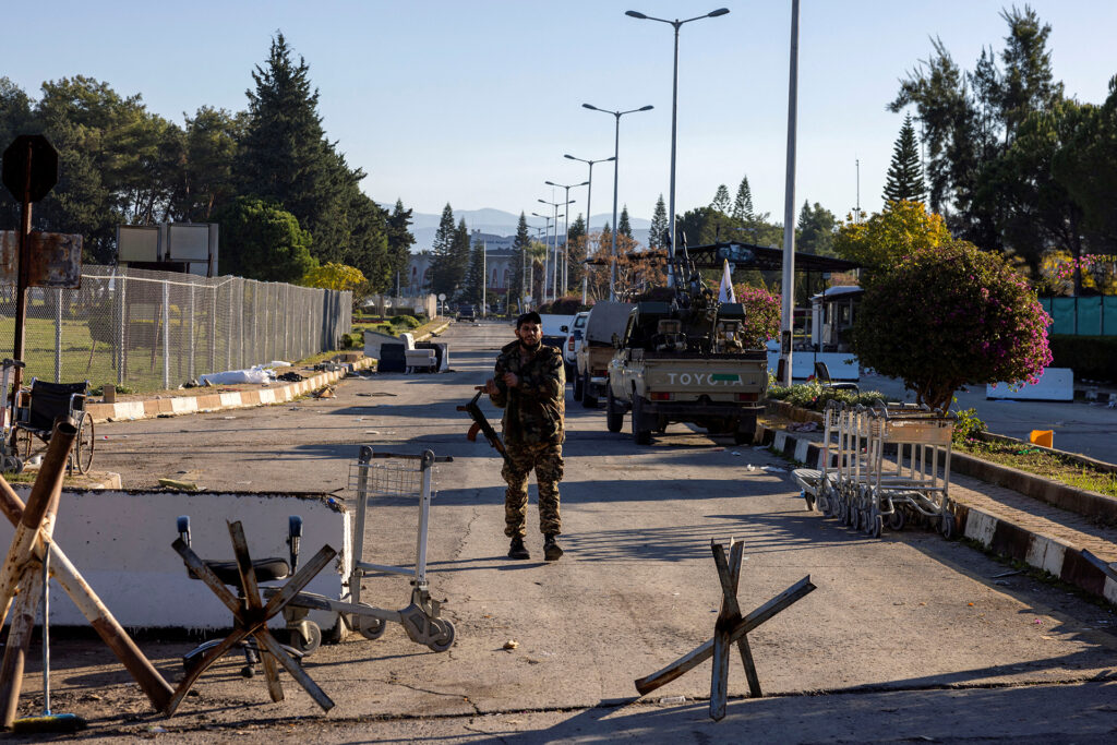 غارديان من داخل حميميم: هدنة هشة بين هيئة تحرير الشام والقوات الروسية