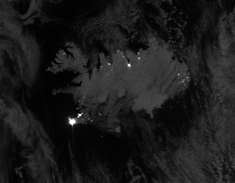 يتألق الوهج البركاني في الصورة الملتقطة بالأشعة تحت الحمراء بسطوع يفوق أضواء العاصمة ريكيافيك في أعلى الصورة (ناسا)