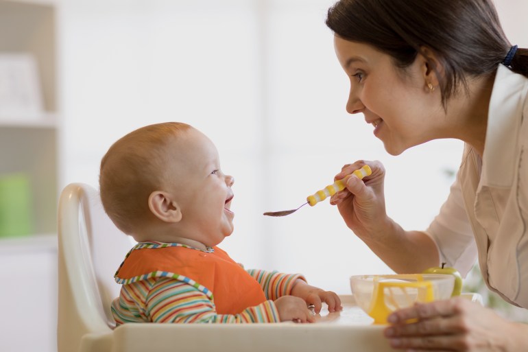 نصائح لتغذية الطفل في عامه الأول.. وأبرز الأخطاء التي يقع فيها الوالدان