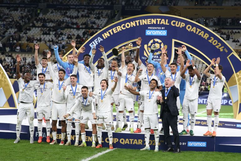 ريال مدريد يحتفل بالتتويج بعد الفوز بكأس العالم للأندية في قطر، ديسمبر 2024. (أسوشيتد برس)