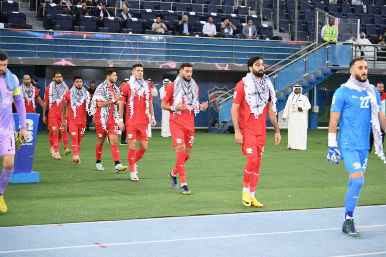 - لاعبو منتخب فلسطين نزلوا مرتدين الكوفية