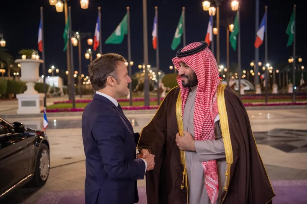 محمد بن سلمان وماكرون  يعقدان لقاءً موسعاً في الرياض