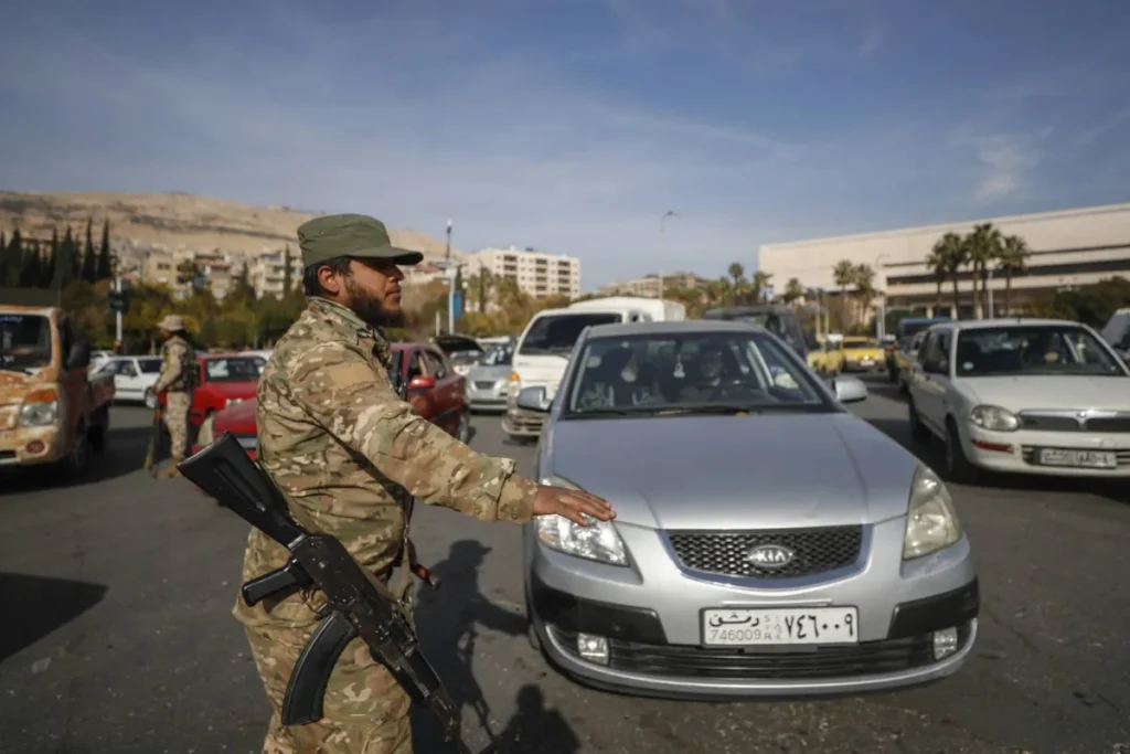 ليلة عصيبة في دمشق بعد قصف إسرائيلي وبث مشاهد من المعتقلات