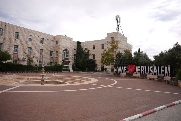 صورة من داخل جامعة القدس في حرم أبو ديس وتظهر خلوها من الطلبة بسبب الحرب الحالية(الجزيرة نت)