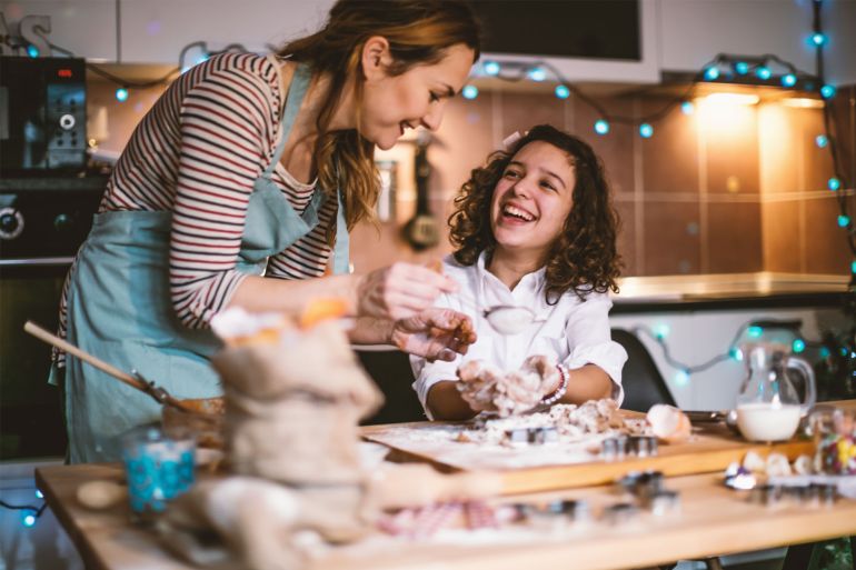 للأمهات.. دعه يساعدك في المطبخ.. كيف تُعلّم طفلك مهارة الطهي بأمان؟