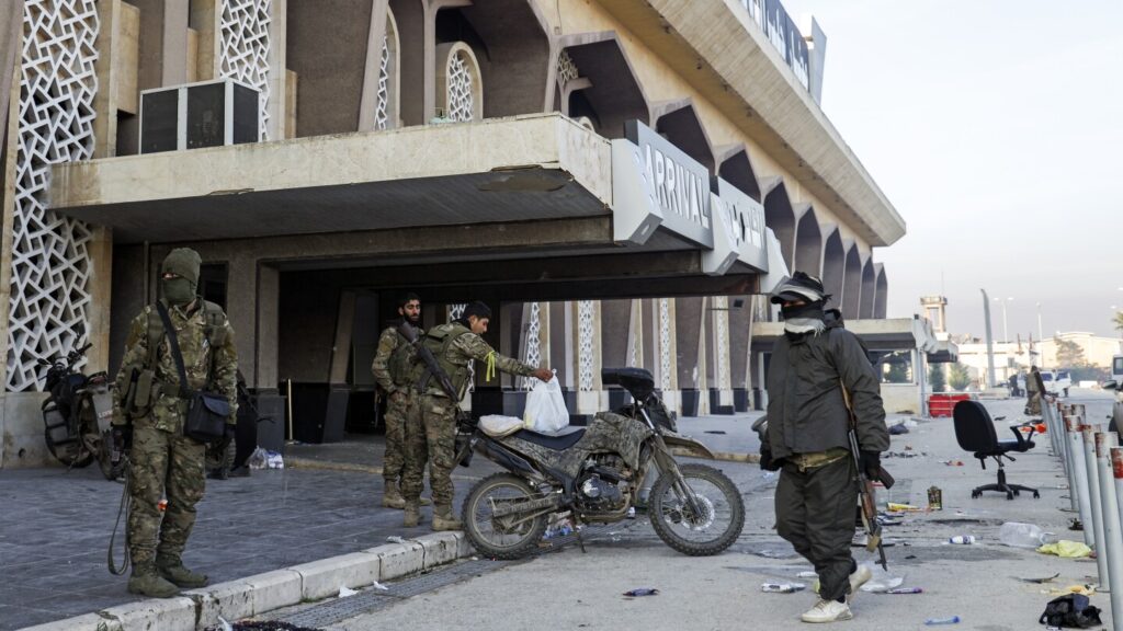 Syrian insurgents capture four central towns as government forces reclaim some territory