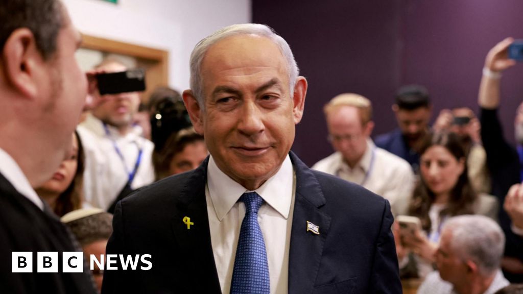 Netanyahu rejects 'absurd' charges at corruption trial