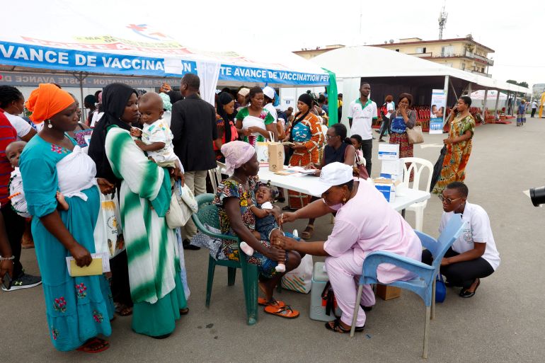 FILE PHOTO: A health employee gives a malaria injection to a child during the official ceremony for the launch of the malaria vaccination campaign for children aged between zero and eleven months in Abobo a district of Abidjan, Ivory Coast July 15, 2024. REUTERS/Luc Gnago/File Photo