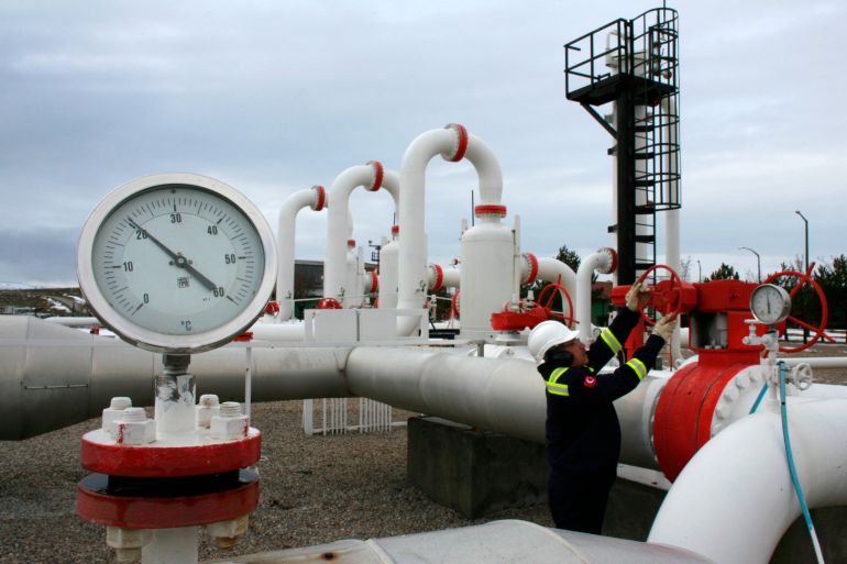 A worker checks the valve gears in a natural gas control centre of Turkey's Petroleum and Pipeline Corporation, 35 km (22 miles) west of Ankara, January 5, 2009. The European Union on Monday scheduled talks with Russia to press for a speedy resolution of a dispute with Ukraine that has hit gas supplies to countries in eastern and southern Europe facing freezing temperatures. Turkey has increased gas delivered direct from Russia via the Blue-Stream pipeline under the Black Sea to compensate for a slight decline in supplies coming via Ukraine, an official said. REUTERS/Umit Bektas (TURKEY)