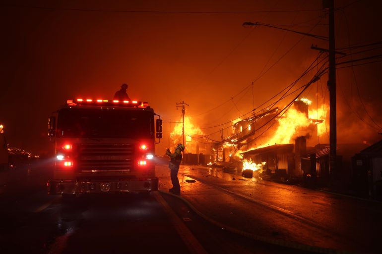 epa11812623 Firefighters work as the Palisades wildfire burns multiple structures along the Pacific Coast Highway in Malibu, California, USA, 07 January 2025. California Governor Gavin Newsom declared a state of emergency as about 30,000 people were ordered to evacuate due to a large wildfire called the 'Palisades Fire' in the Palisades that has already burned about 3,000 acres, according to the California Department of Forestry and Fire Protection, CAL FIRE. EPA-EFE/ALLISON DINNER