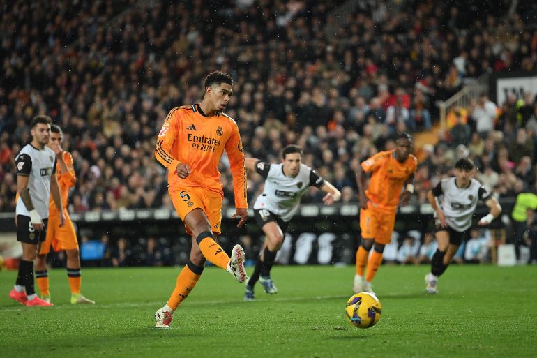 VALENCIA, SPAIN - JANUARY 03: Jude Bellingham of Real Madrid fails to convert a penalty kick during the LaLiga match between Valencia CF and Real Madrid CF at Estadio Mestalla on January 03, 2025 in Valencia, Spain. (Photo by Denis Doyle/Getty Images)