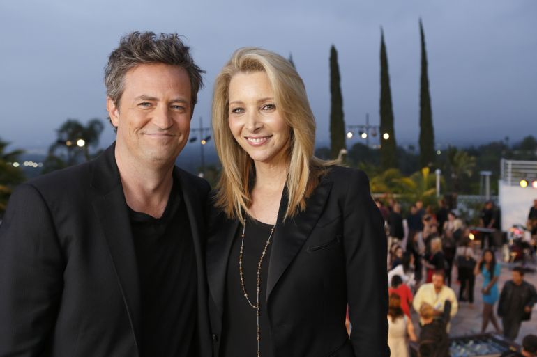 Hollywood Game Night - Season 1 HOLLYWOOD GAME NIGHT -- Episode 104 -- Pictured: (l-r) Matthew Perry, Lisa Kudrow-- (Photo by: Trae Patton/NBCU Photo Bank/NBCUniversal via Getty Images via Getty Images)