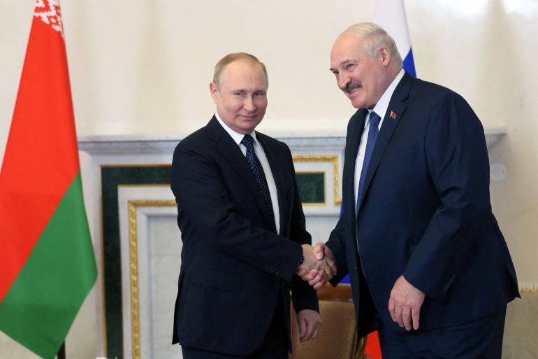 "داخل بيلاروسيا".. آخر المستبدين الأوروبيين يصبح دمية بيد القيصر Russian President Vladimir Putin attends a meeting with his Belarusian counterpart Alexander Lukashenko in Saint Petersburg, Russia June 25, 2022. Sputnik/Mikhail Metzel/Kremlin via REUTERS ATTENTION EDITORS - THIS IMAGE WAS PROVIDED BY A THIRD PARTY.