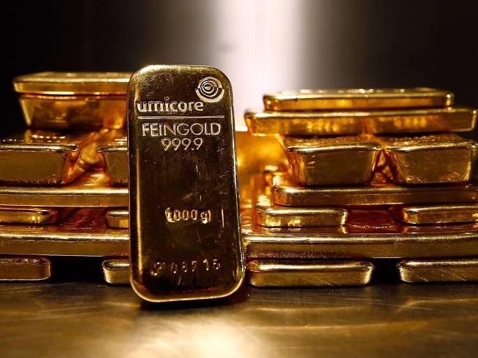 Gold bars are stacked at a safe deposit room of the ProAurum gold house in Munich in this March 6, 2014 file picture. Gold climbed above $1,300 an ounce on January 21, 2015 for the first time since August as a softer dollar, worries about the global economy and hopes of stimulus measures from the European Central Bank (ECB) fueled demand. REUTERS/Michael Dalder/Files (GERMANY - Tags: BUSINESS COMMODITIES)