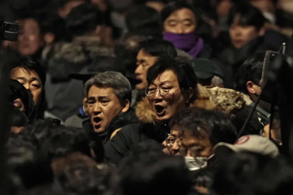 صدامات لدى محاولة المحققين الكوريين الجنوبين توقيف الرئيس