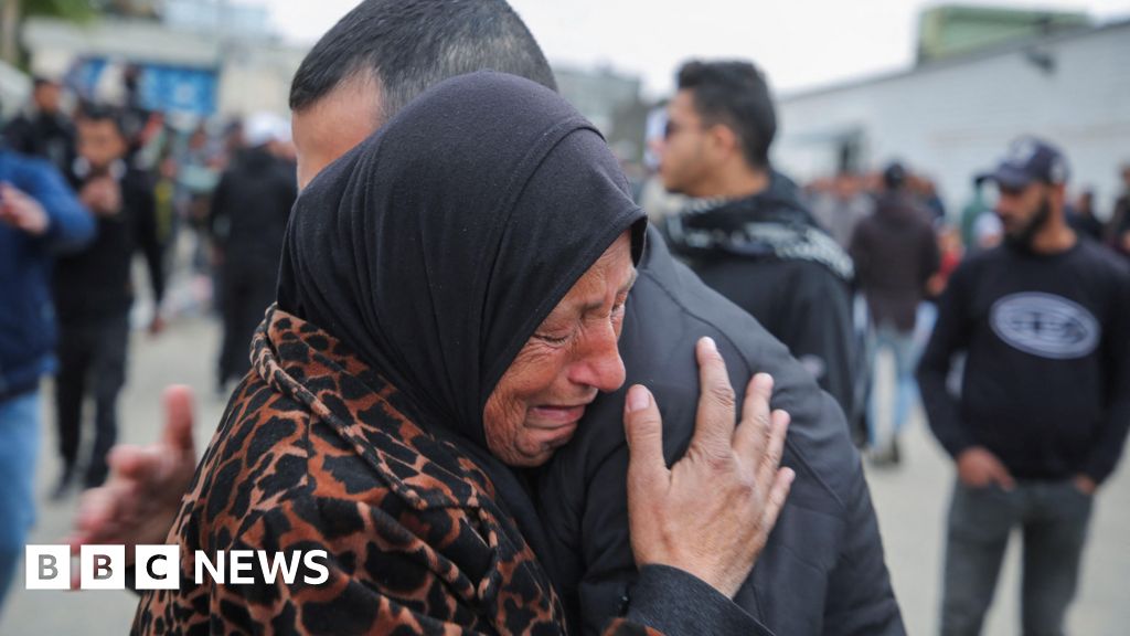 2 days agoReleased Palestinian prisoners greeted in RamallahSome 180 prisoners are being freed in exchange for three Israeli hostages.2 days agoMiddle East