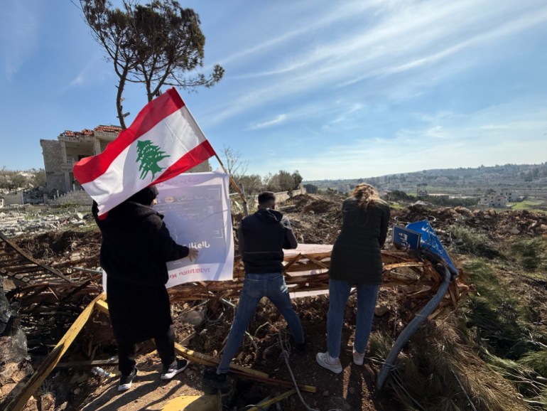 أهالي بلدة يارون يرفعون العلم اللبناني على ساتر ترابي أقامه جيش الاحتلال لمنعهم من دخول البلدة